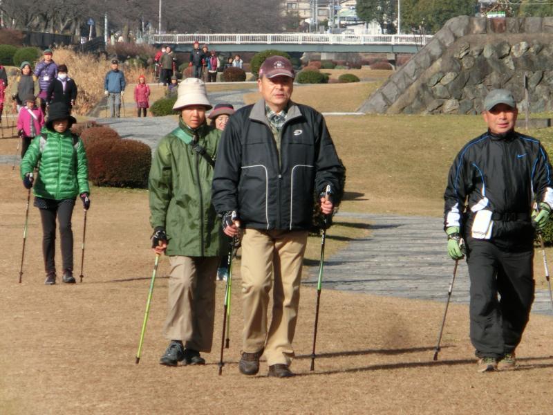 水無川遊歩道を行く先頭グループ