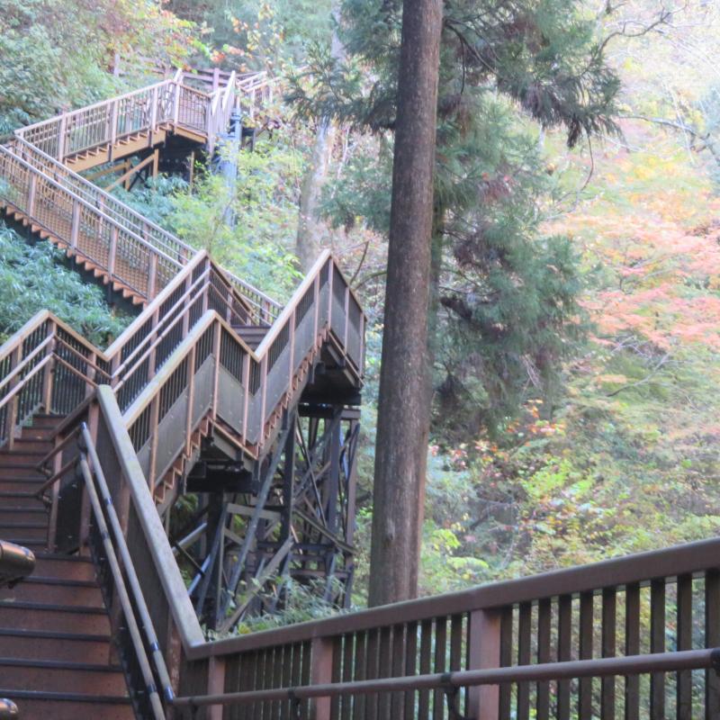 滝見台への階段
