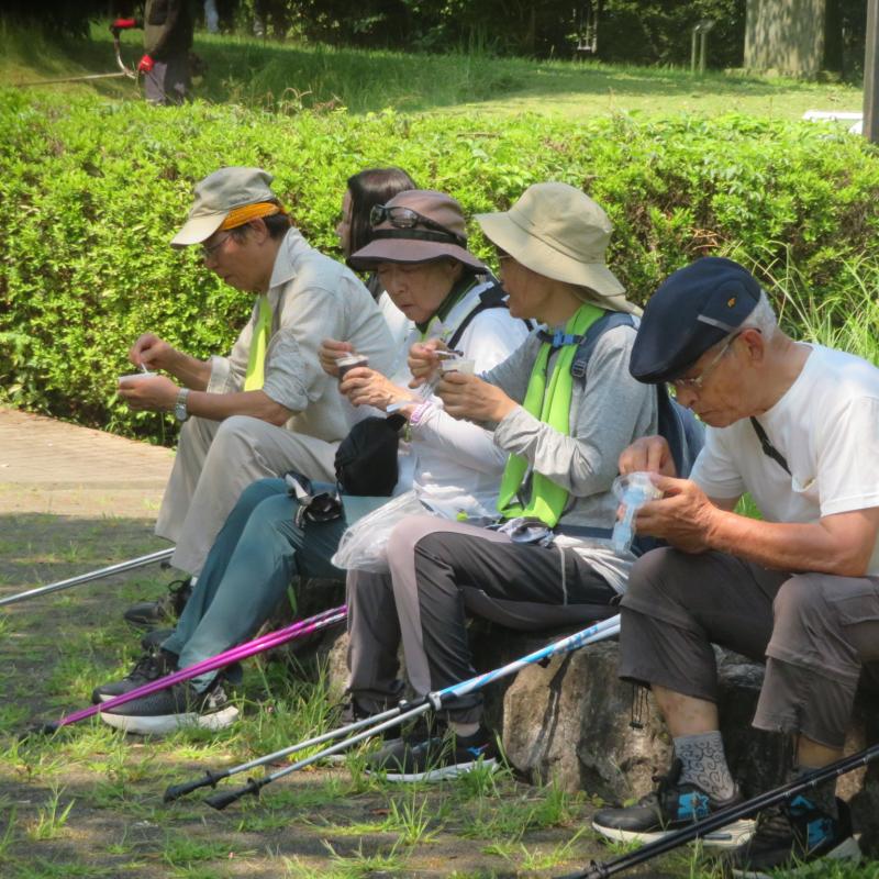 座って氷菓を食べます