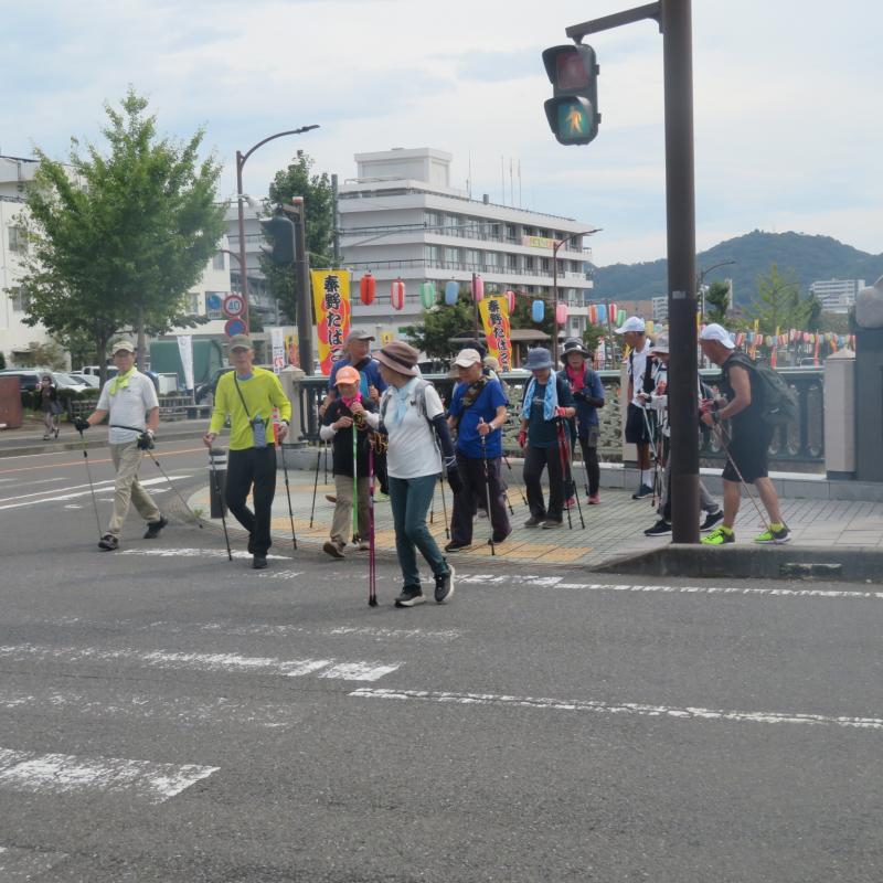 横断歩道を渡ります