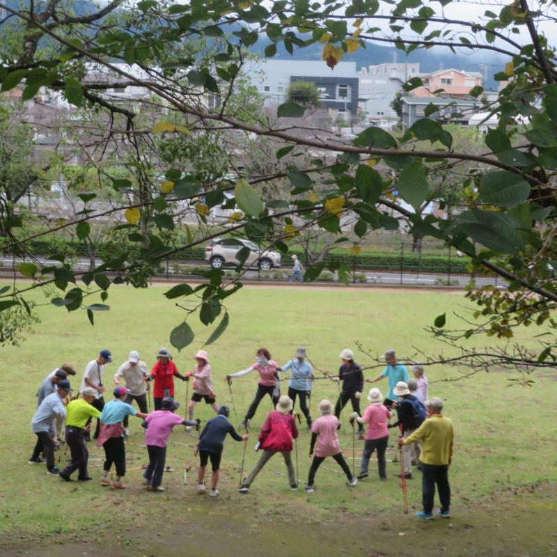 輪になって右に