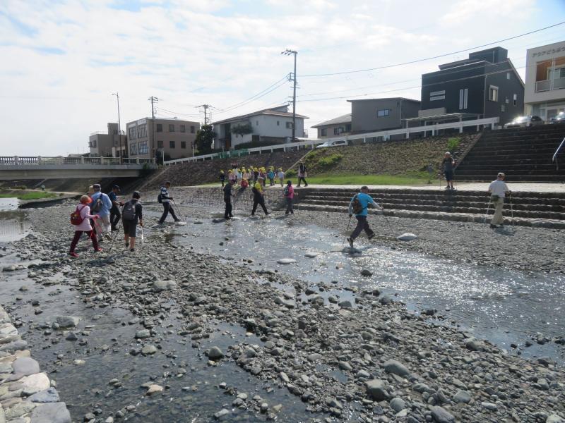 流れはあるが右岸にわたる