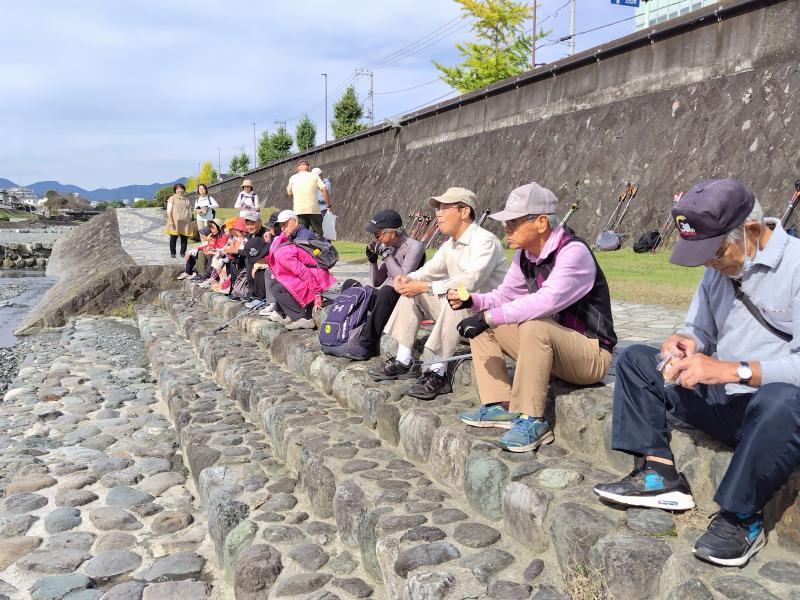 左岸に座って休憩です