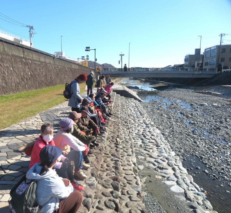 風がないので河原でおやつ