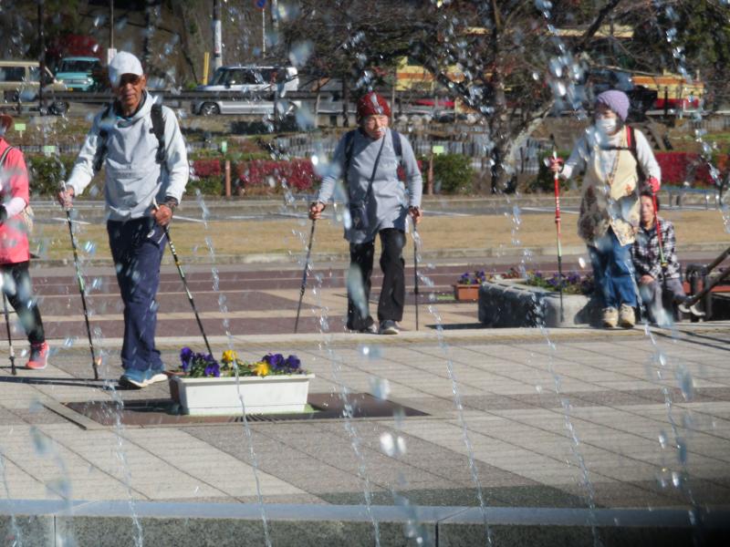 噴水の周りを通ります