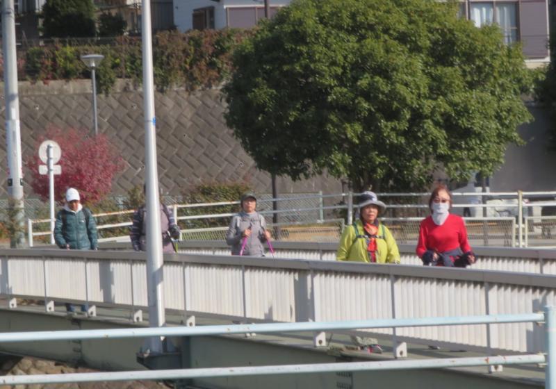 人道橋を渡ると公園です