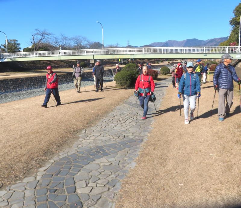 広々した河原の緑道です