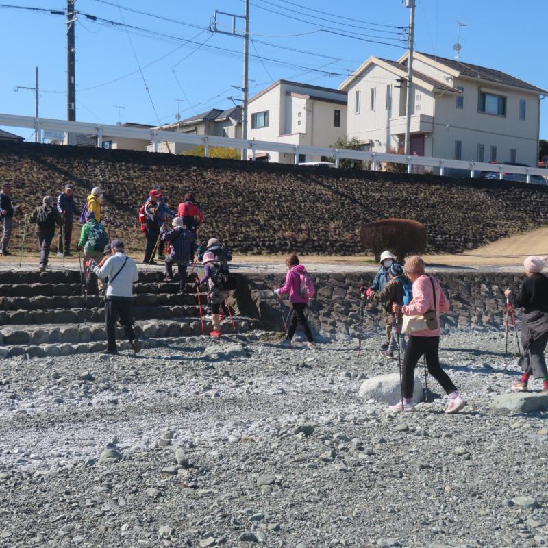 水にない水無川を渡ります