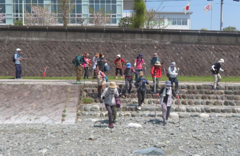 流れのない水無川の渡ります