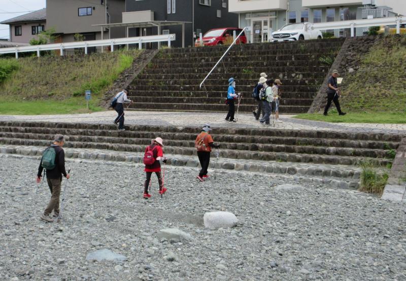 水のない水無川を渡る