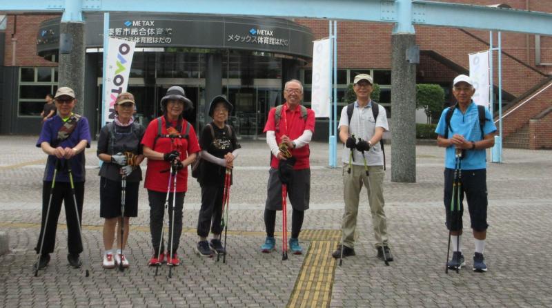 いつ降るか？体育館前で写真