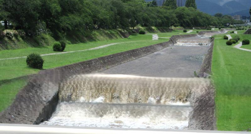 水無川も水量が多い