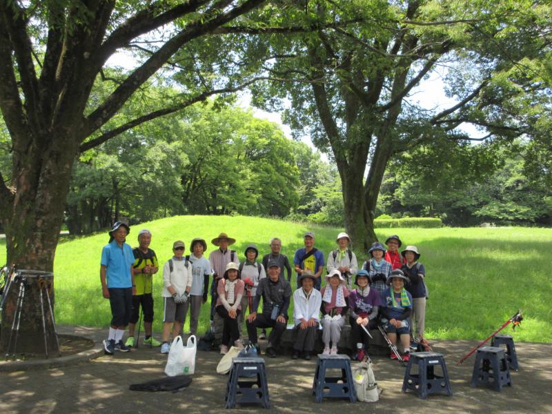 夏に時期は古墳公園です