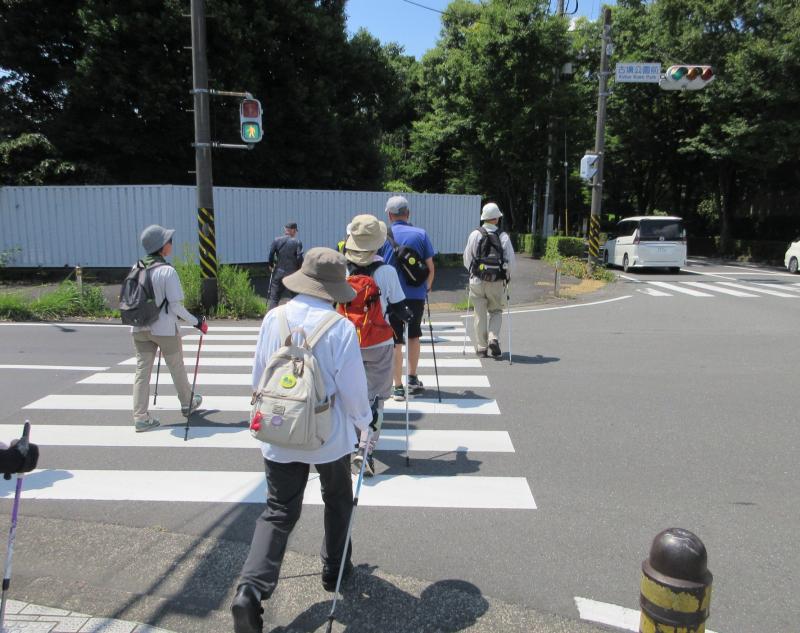 （もう少し歩くグループ）と別れます
