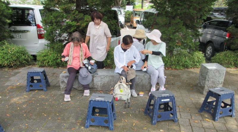 椅子に座っておやつを