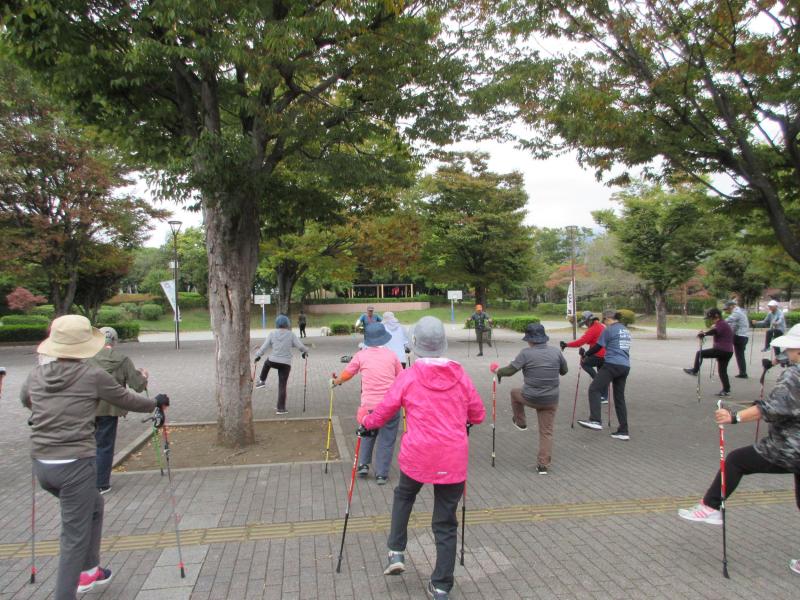 体育館前で準備運動