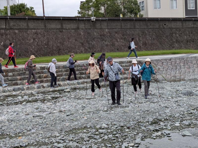 水無川を渡ります