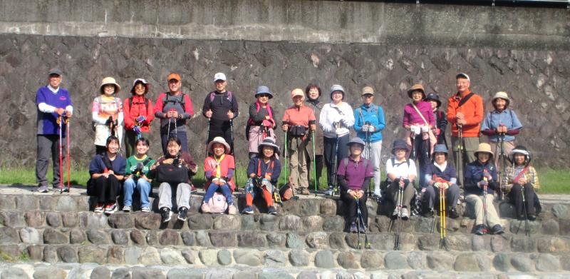 水無川の左岸でおやつ休憩