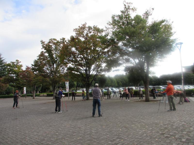 体育館前で準備運動