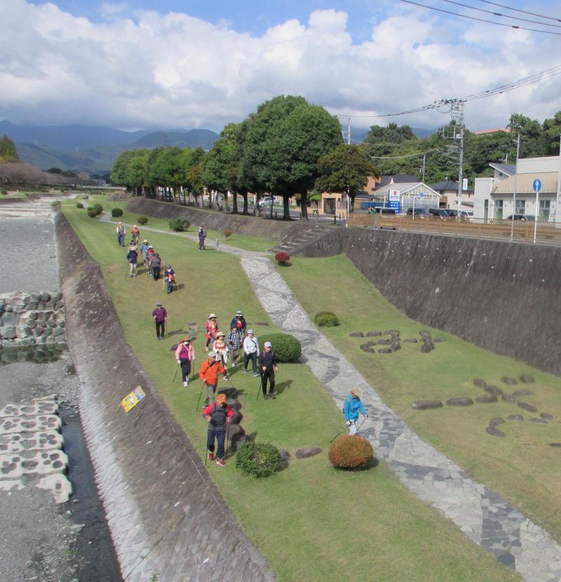 植栽で字が書かれている