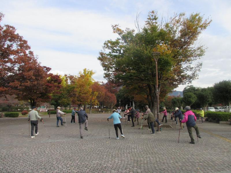 体育館前で準備運動