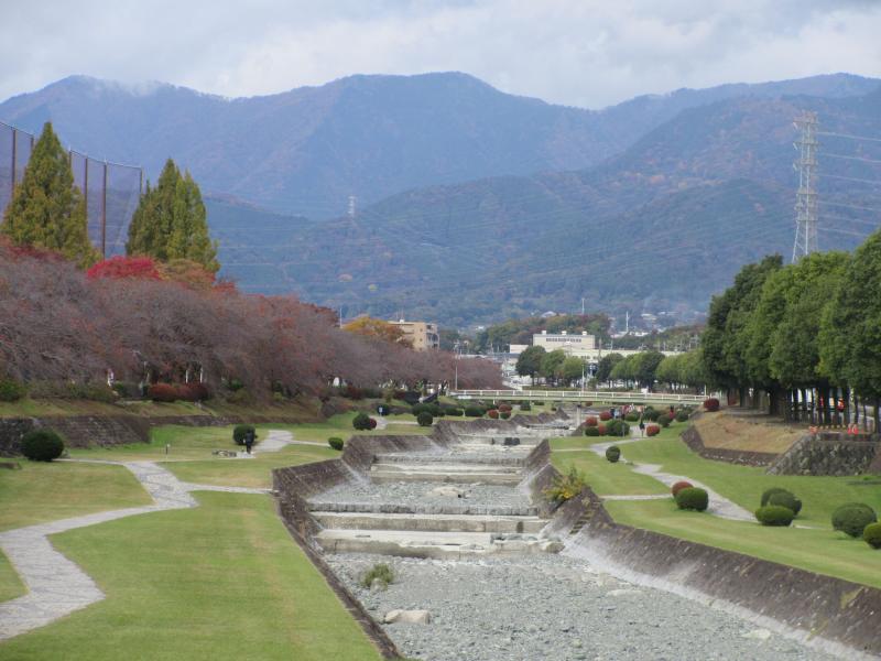 水無川から西丹沢を見る