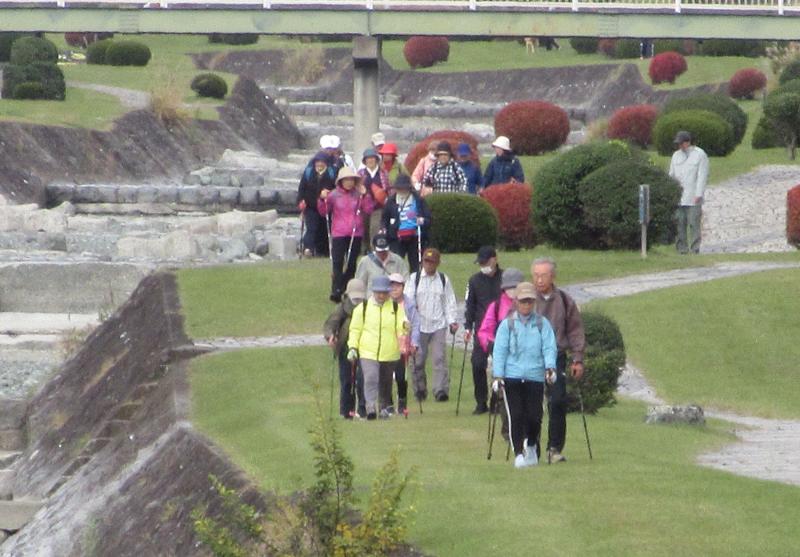 水無川緑道を行きます
