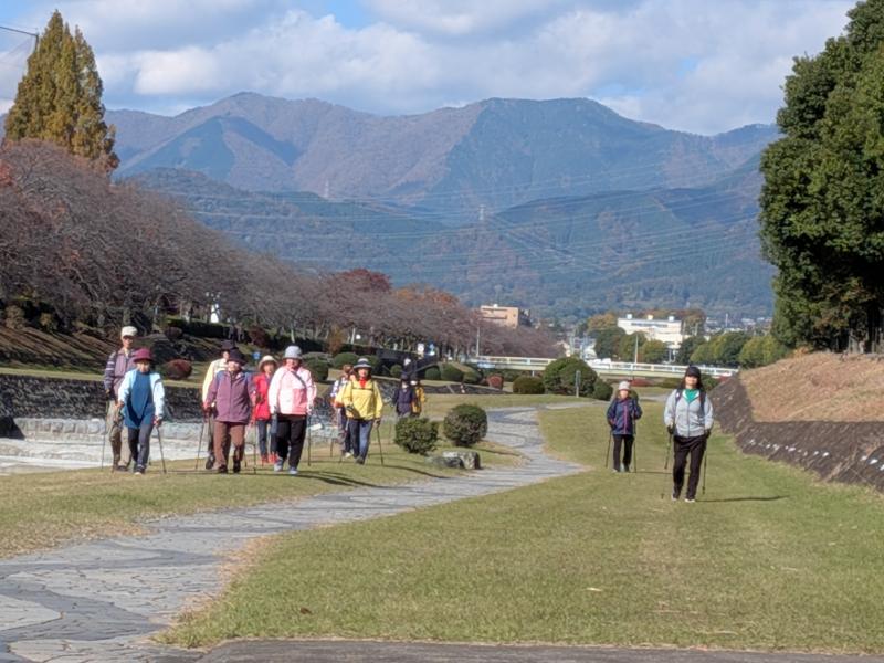 後方に丹沢の山並み