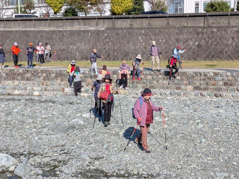 水のない川を渡ります（水無川）