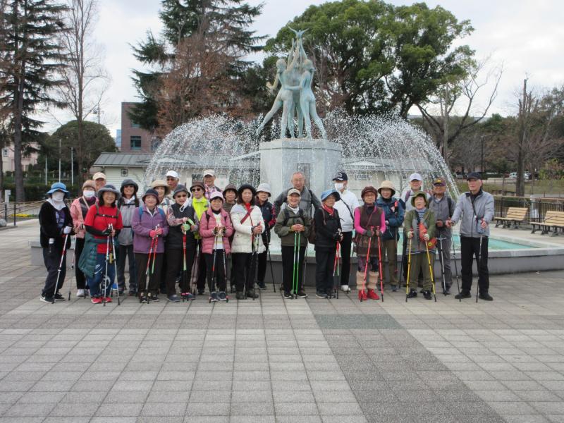 寒いですが幸福の泉の前で