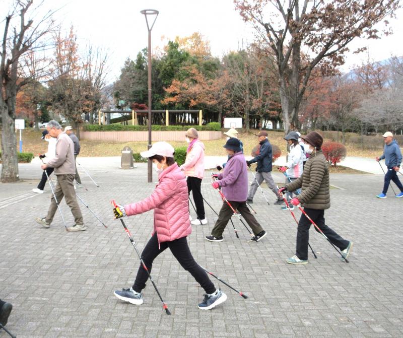 ポールを押すと広がります