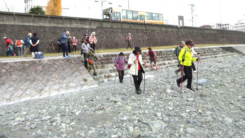 水無川を渡ります