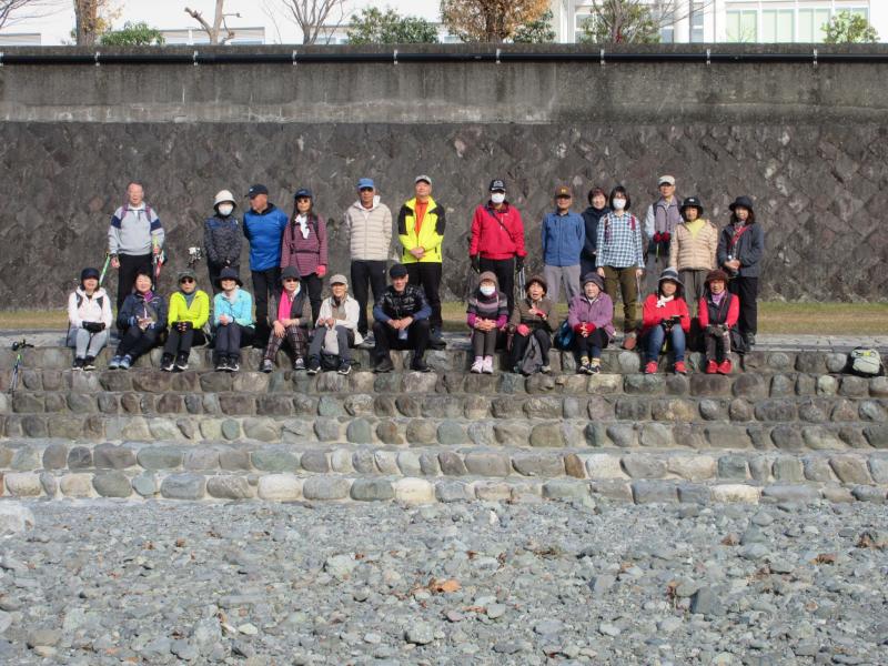 水無川の左岸に座って