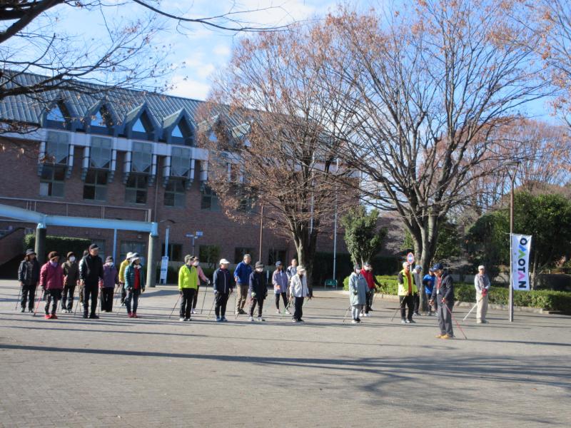 一列の並んで姿勢よく