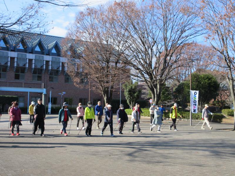 腕をしっかり振ります