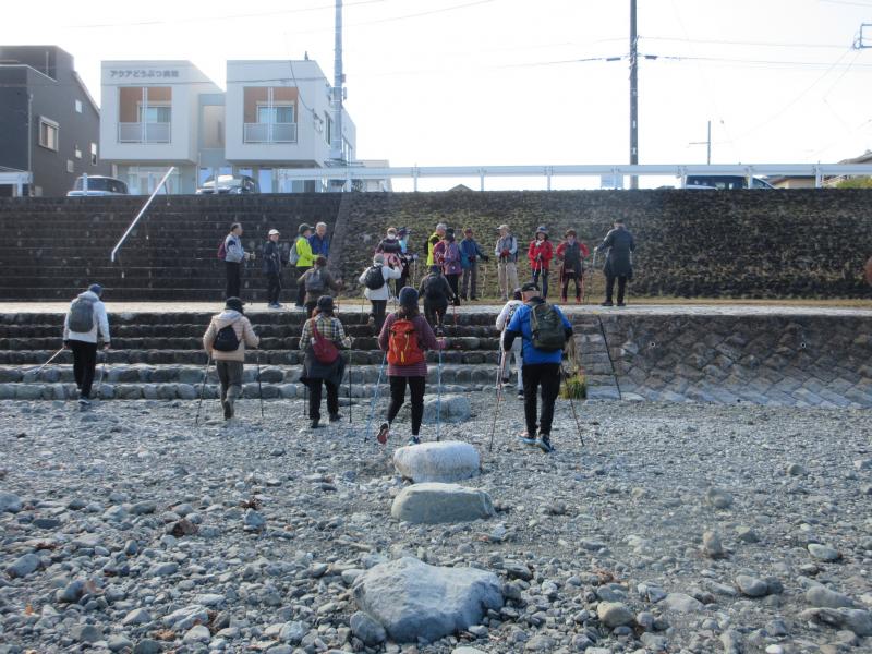 水のない川を渡ります（水無川）