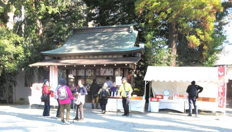 境内に集まってきました