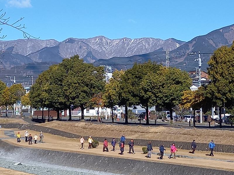 水無川と丹沢山系きれいです