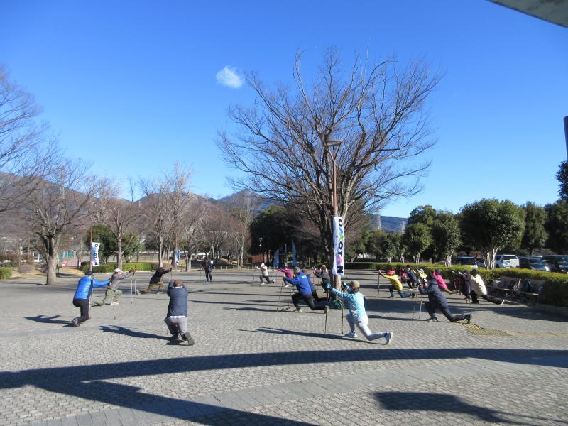 バックランジです