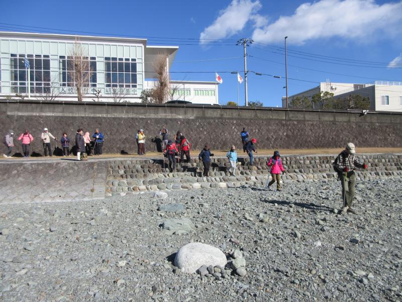 水無川を渡ります
