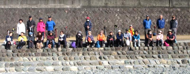 市役所前の水無川の河原