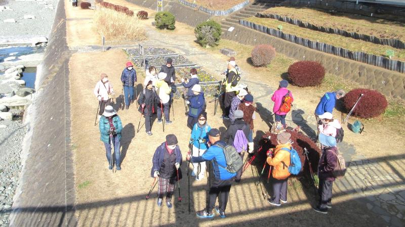休憩の様子（橋の上から）