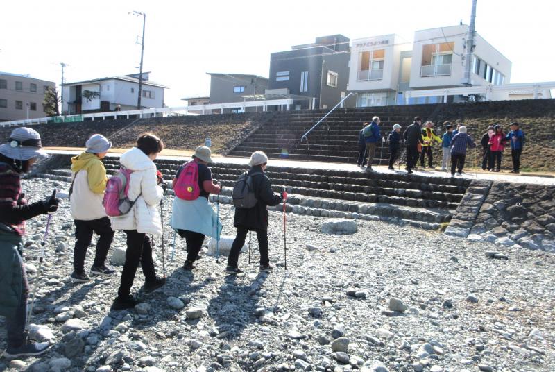 水無川を渡ります