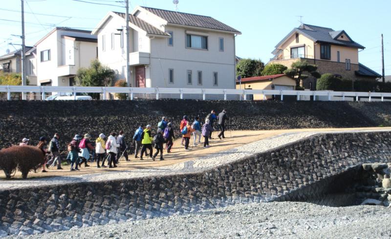帰りは右岸で戻ります