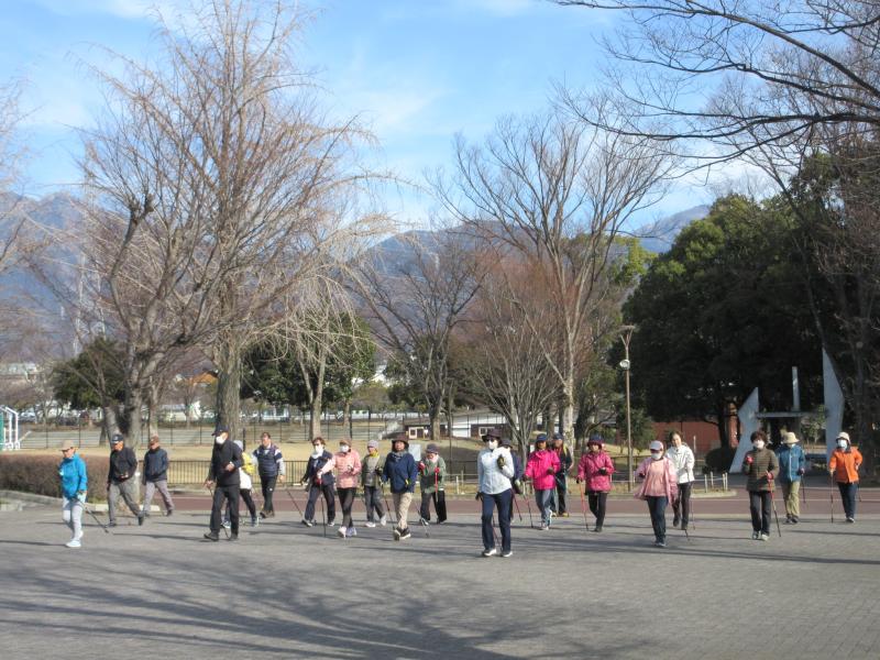 戻りは片方のポールを押す