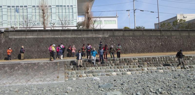 水がない川を渡ります