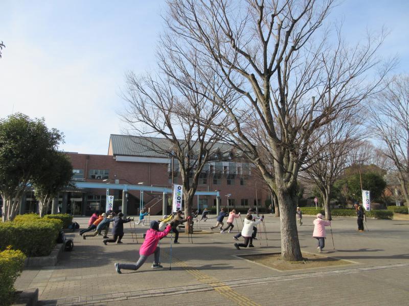 バックランジです