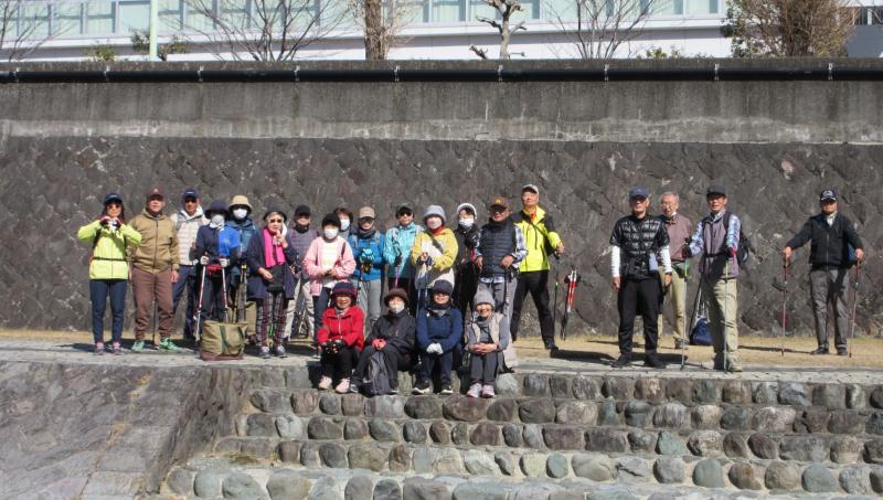 水無川の階段に腰かけて