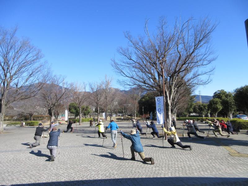 バックランジです