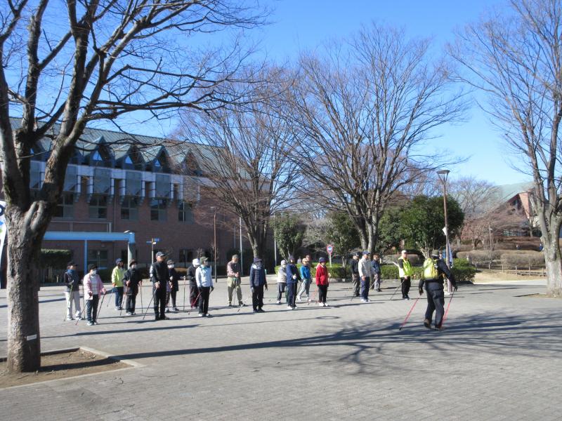 腕を振りましょう（ポールのつく位置確認）